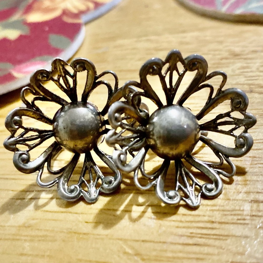 VINTAGE —-1920 ‘a screw back Earrings